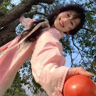 女孩向前走